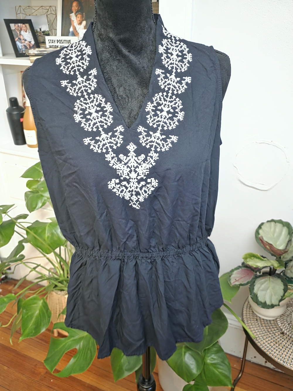 Liz Lange Navy Sleeveless Peplum Top with White Embroidery